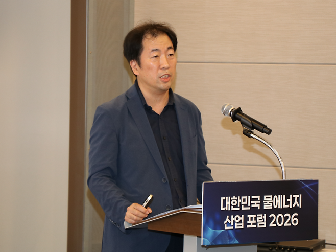 ▲황태규 한국수력산업협회 수석연구원이 24일 에너지경제신문 주최, 기후에너지환경부·한국전력·한국수력원자력 후원으로 서울 중구 대한상공회의소에서 열린 '대한민국 물에너지 산업 포럼 2026'에서 주제발표를 하고 있다. 사진= 유병욱 기자