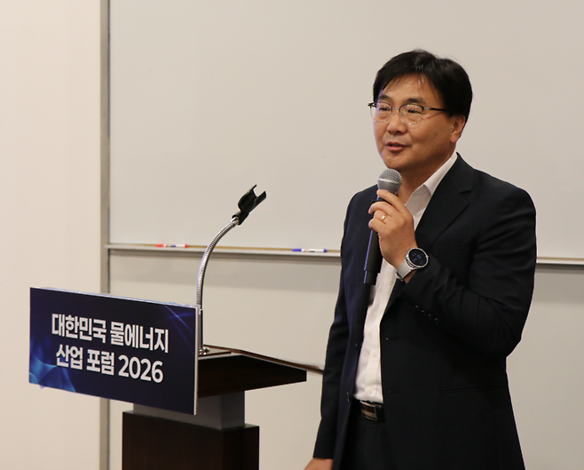 ▲최홍열 한국수자원공사 에너지사업처장이 24일 에너지경제신문 주최, 기후에너지환경부·한국전력·한국수력원자력 후원으로 서울 중구 대한상공회의소에서 열린 '대한민국 물에너지 산업 포럼 2026'에서 주제발표를 하고 있다. 사진= 유병욱 기자