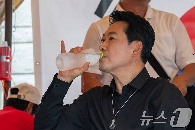 장동혁 국민의힘 대표가 6·3지방선거 이후 한 달 넘게 개표소 봉쇄 시위가 계속되고 있는 17일 오후 서울 송파구 올림픽공원 핸드볼경기장 앞 시위 현장을 찾아 손팻말 제작에 앞서 물을 마시고 있다. 2026.7.17 ⓒ 뉴스1 안은나 기자