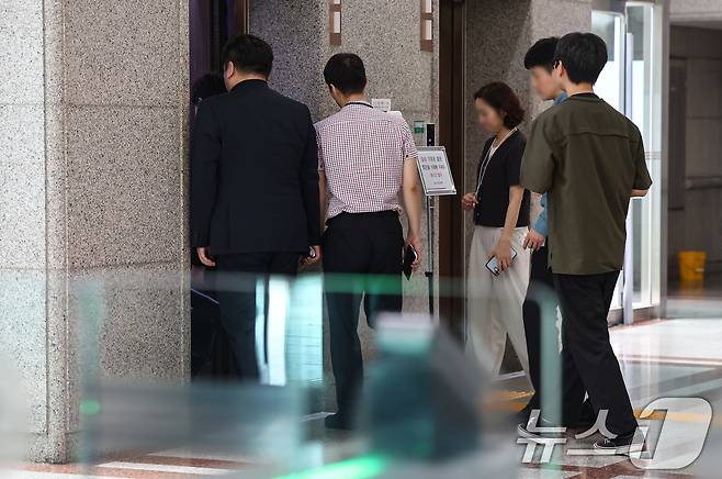 6·3 지방선거 투표용지 부족 사태의 진상 규명을 위한 검경 합동수사본부가 지난 23일 '투표자수 전산조작' 의혹이 포착된 중앙선거관리위원회와 경기선관위 등에 대한 압수수색에 나섰다. 사진은 이날 오후 합수본 관계자들이 중앙선관위에서 이동하는 모습. 2026.7.23 ⓒ 뉴스1 김도우 기자
