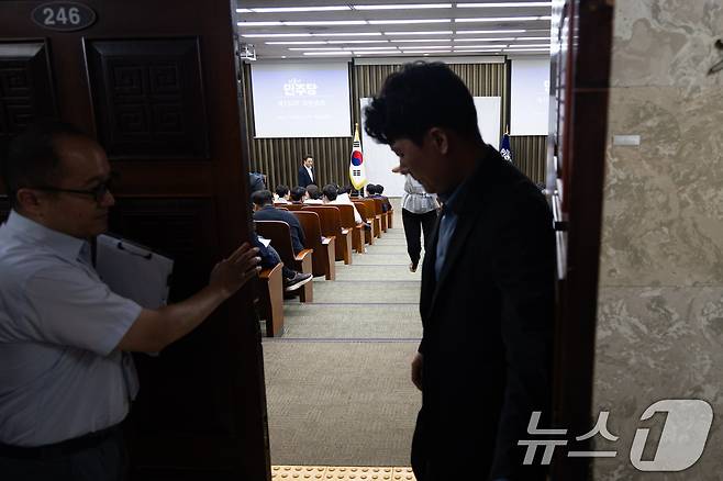 24일 서울 여의도 국회에서 비공개로 열린 더불어민주당 의원총회 회의장의 문이 닫히고 있다. 2026.7.24 ⓒ 뉴스1 유승관 기자