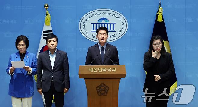 더불어민주당 최민희, 한민수, 이성윤 최고위원 후보가 24일 서울 여의도 국회 소통관에서 김민석 당대표 후보의 '신천지 의혹' 제기에 대한 기자회견을 하고 있다. 2026.7.24 ⓒ 뉴스1 황기선 기자