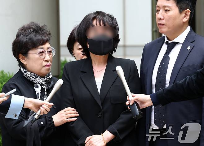 채상병 순직 사건의 책임자로 지목된 임성근 전 해병대 1사단장에 대해 법원이 1심 징역 3년을 선고한 8일 서울 서초구 중앙지방법원 앞에서 채상병 어머니가 입장을 발표하고 있다. 2026.5.8 ⓒ 뉴스1 최지환 기자
