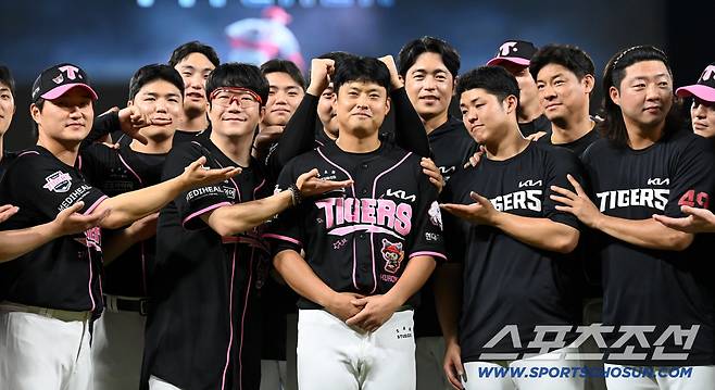 23일 광주KIA챔피언스필드에서 열린 한화와 KIA의 경기. 경기 종료 후 이형범과 하주석의 트레이드 소식이 전해진 가운데 KIA 투수들이 이형범과 아쉬운 작별의 시간을 갖고 있다. 광주=허상욱 기자