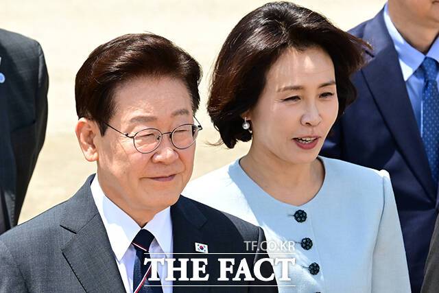 순방 앞두고 미소 띤 이재명 대통령.