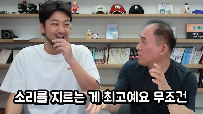 프랑스어 시간강사 정일영씨가 파리 실전 여행 강의를 하고 있다. 정씨는 정년 퇴직을 한 달 앞두고 지난달 교수로 임용됐다. /유튜브 캡처