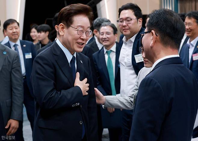 이재명 대통령이 23일 서울 여의도 KBS에서 열린 부동산정책 국민 대토론회를 마친 뒤 참석자들과 대화하고 있다. 왕태석 선임기자