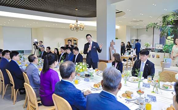 24일 열린 기업인 초청 조찬간담회에서 이동석 시장이 발언하고 있다. [사진=충주시]