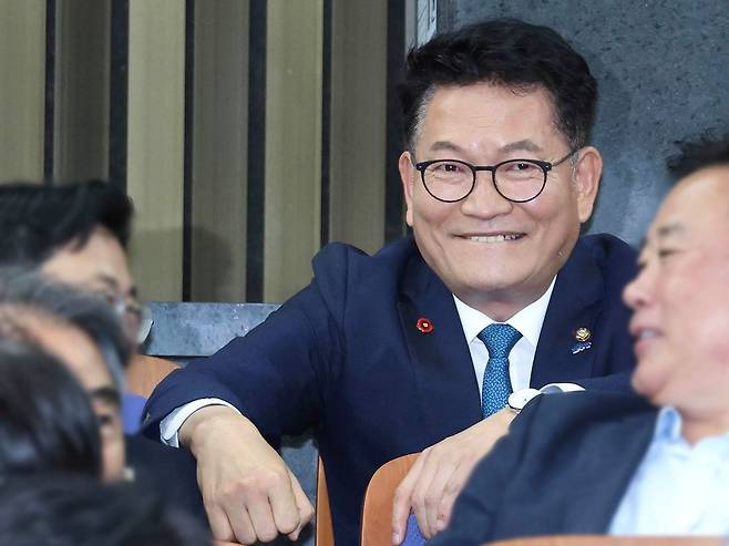 송영길 더불어민주당 당대표 후보가 23일 오후 국회에서 열린 의원총회에 참석해 동료 의원들과 대화하고 있다. 임현동 기자