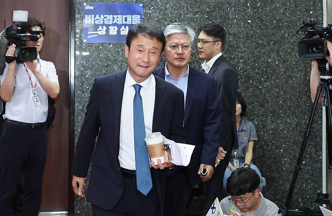 24일 더불어민주당 비공개 정책 의원총회에선 보완수사권 폐지에 대한 우려가 이어졌다. 임현동 기자