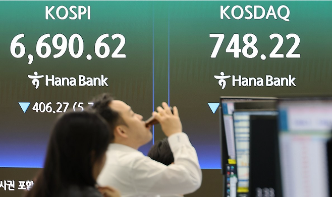 국내 증시가 급반등 하루만에 또다시 5% 넘게 급락했다. 연합뉴스