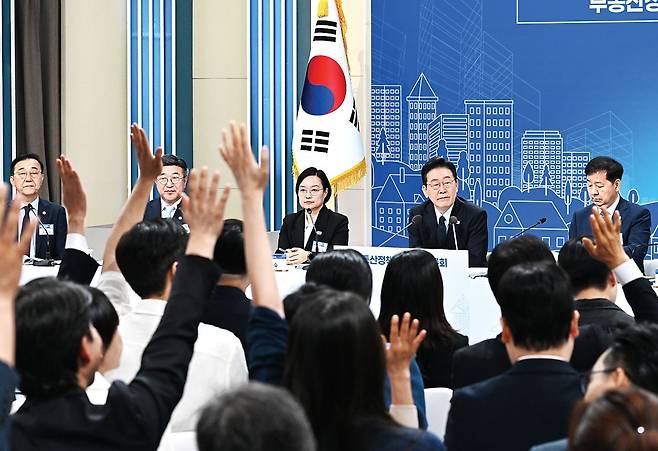 이재명 대통령이 23일 서울 여의도 한국방송(KBS) 별관에서 열린 ‘부동산정책 국민 대토론회’에서 발언을 위해 손을 드는 참석자들을 바라보고 있다. 이 대통령은 주택 보유세 강화 방침을 기정사실로 하며 정치적 손해를 감수하더라도 세제 개편을 강행할 뜻을 밝혔다. 김지훈 기자