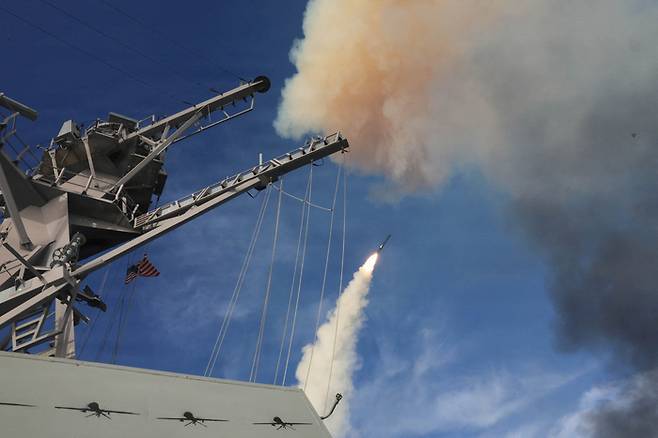 지난 3월 21일(현지시간) 미국이 이란 공습 중 알레이버크급 유도미사일 구축함 USS 토마스 허드너호가 미상의 장소에서 토마호크 지상 공격 미사일을 발사하고 있다. [로이터=연합뉴스]