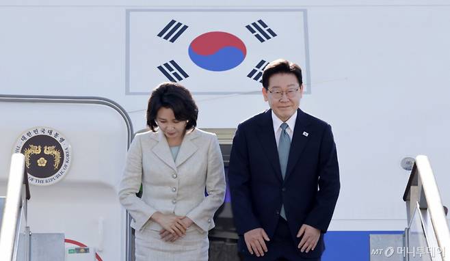 [성남=뉴시스] 최동준 기자 = G7 정상회의 참석 계기 유럽을 방문하는 이재명 대통령과 김혜경 여사가 9일 경기 성남공항에서 출발하며 인사하고 있다. 2026.06.09. photocdj@newsis.com /사진=최동준