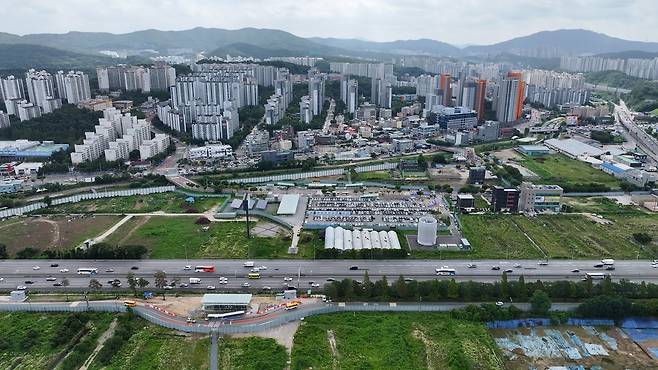 경기 용인시 기흥구 마북동 삼거마을삼성래미안1차 아파트와 수도권광역급행철도(GTX)-A가 정차하는 구성역 전경. 이건욱 PD