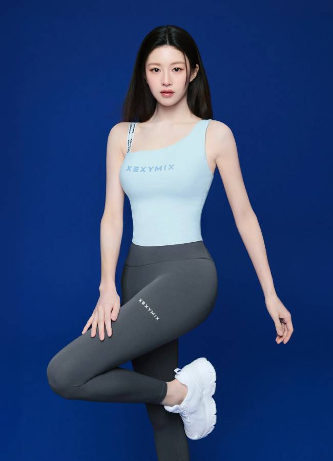 고윤정이 착용한 젝시믹스 ‘언밸런스 로고밴딩 크롭탑’ 화보 [젝시믹스 제공]