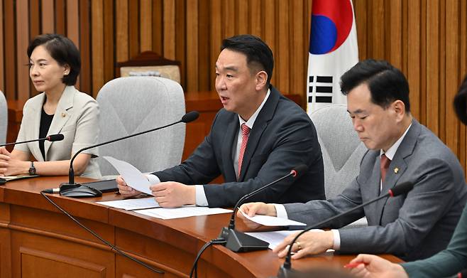 정희용(가운데) 국민의힘 사무총장이 24일 국회에서 열린 원내대책회의에서 발언하고 있다.  임세준 기자