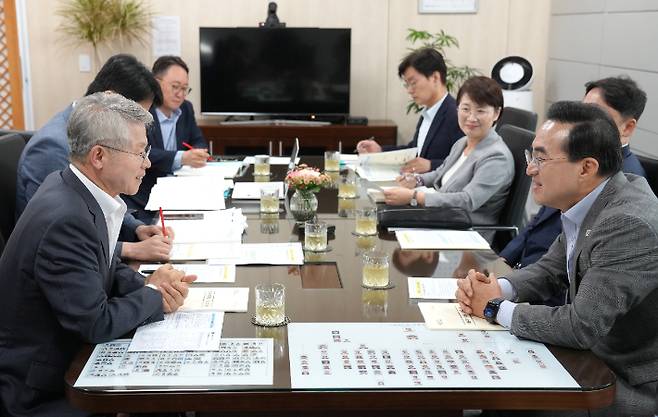 민형배 전남광주통합특별시장은 24일 서울 한국재정정보원에서 박홍근 기획예산처 장관을 만나 국가 NPU컴퓨팅센터 설립과 AI 데이터센터 기반시설 구축 등 2027년도 핵심 국고사업의 정부 예산 반영을 건의했다. 전남광주통합특별시 제공