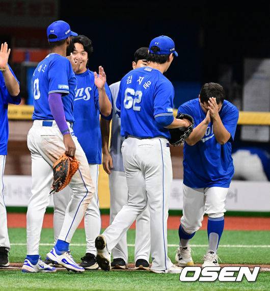 [OSEN=지형준 기자] 프로야구 삼성 라이온즈가 연장 혈투 끝에 주중 3연전 위닝 시리즈를 챙겼다.&nbsp;삼성은 23일 서울 고척스카이돔에서 열린 ‘2026 신한은행 SOL Bank KBO리그’ 키움 히어로즈와의 경기에서 연장 11회 승부 끝에 3-1로 승리했다. 이날 승리로 주중 3연전 위닝시리즈를 가져오며 1위 자리를 굳건히 했다.&nbsp;경기를 마치고 삼성 김재윤이 동료선수들과 승리를 기뻐하고 있다. 2026.07.23 / jpnews@osen.co.kr