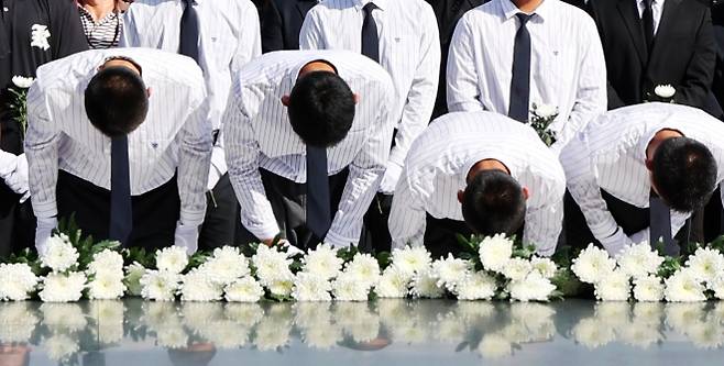 참배하는 배재고 야구부 - 지난 6일 오후 전남광주통합특별시 북구 국립 5·18 민주묘지에서 배재고등학교 야구부 학생들이 참배하고 있다.  배재고 야구부 학생들은 최근 고교야구선수권대회에서 “스타벅스 가야지”라는 5·18 조롱 응원 구호로 공분을 샀다. 공동취재