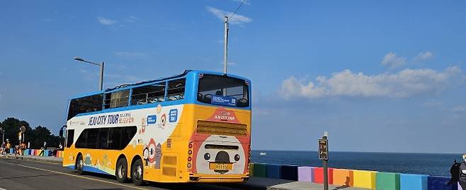제주도와 제주도관광협회는 24일부터 8월 29일까지 매주 금요일과 토요일 오후 7시부터 9시까지 야간 시티투어 프로그램인 ‘야밤버스’를 운영한다. 제주 강동삼 기자