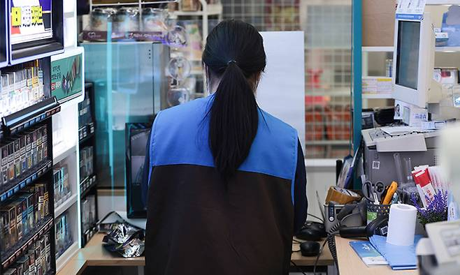 서울 시내 한 편의점에서 근무하는 아르바이트생. 연합뉴스