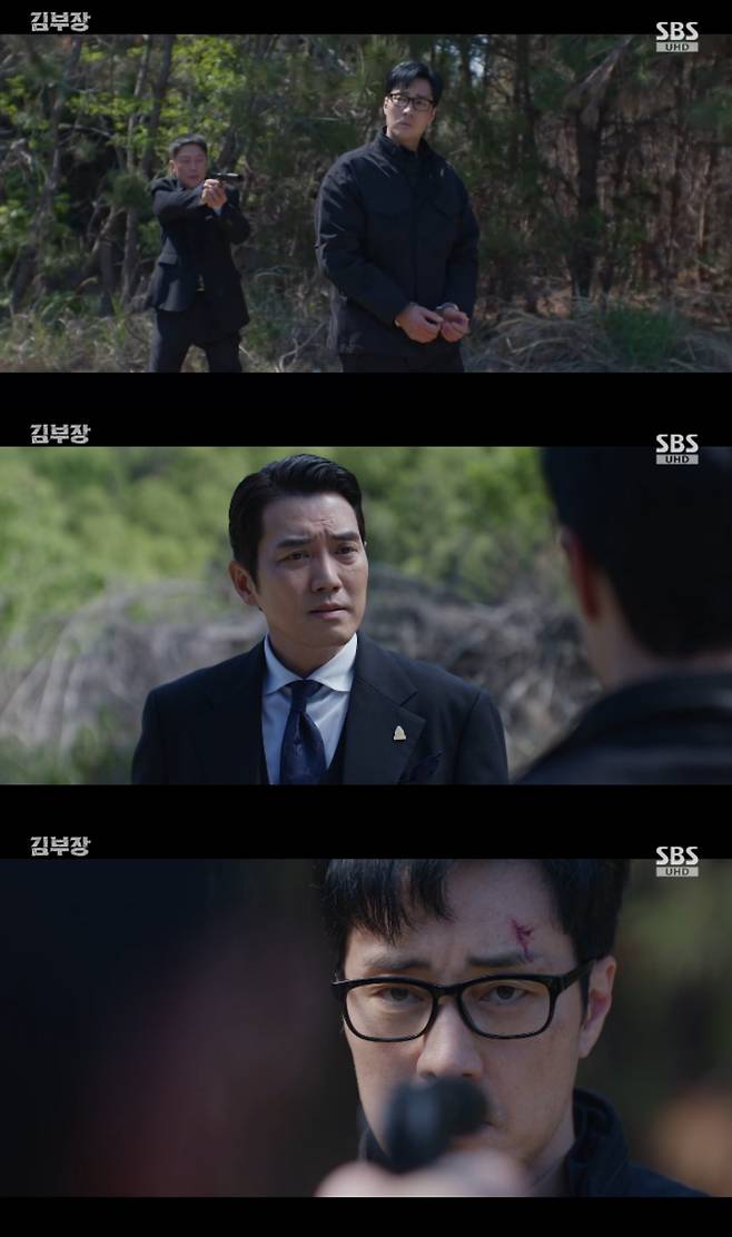 In episode 9 of the SBS Friday-Saturday drama Manager Kim, Ju Sang Wook, playing the role of Joo Kang-chan, threatened to kill So Ji-sub, playing the role of Manager Kim, under the pretext of protecting his daughter. Manager Kim, who was on a mission to protect a high-ranking North Korean defector, found himself in a crisis after becoming entangled in Joo Kang-chans plot.While carrying out his final mission, dreaming of a normal life with his daughter Kim Min-ji, Manager Kim found himself in a situation where he was about to be handed over to the North due to Joo Kang-chans scheme. Joo Kang-chan appeared before Manager Kim, sneered, and aimed his gun at him.Joo Kang-chan noted that the two shared a commonality: they were fathers who would do anything for their children. Citing something Manager Kim had said in the past, he revealed his intention to eliminate Manager Kim for the sake of his daughter.