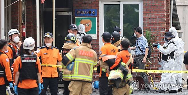 폭발 사고 난 아파트 관리사무소 현장 감식 (경산=연합뉴스) 윤관식 기자 = 23일 오전 8시 29분께 경북 경산시 사동 한 아파트 관리실 안에서 폭발 추정 사고가 난 가운데 관계 당국이 현장 감식을 위해 이동하고 있다. 2026.7.23 psik@yna.co.kr