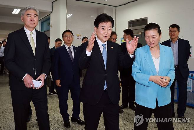 여명학교 둘러보는 정동영-성김 (서울=연합뉴스) 한종찬 기자 = 정동영 통일부 장관(가운데)과 성김 현대차그룹 사장(왼쪽)이 24일 서울 강서구 여명학교에서 '여명학교 교사 건립을 위한 업무협약식'을 마친 뒤 내부를 둘러보고 있다. 2026.7.24 saba@yna.co.kr