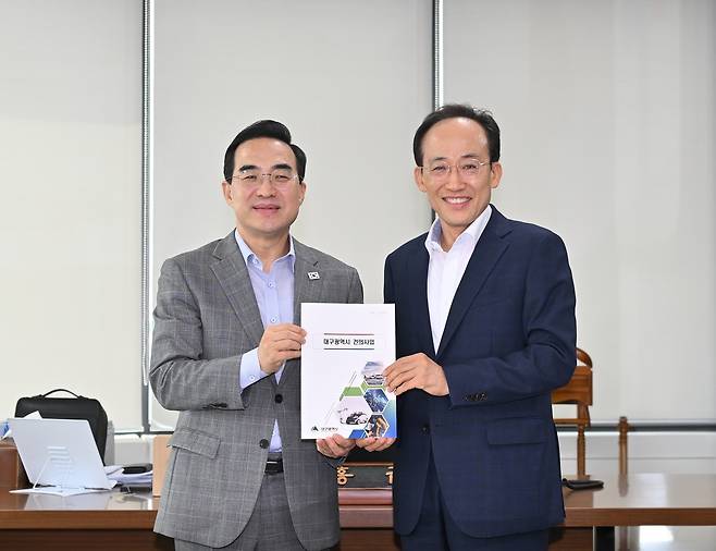 박홍근 장관(왼쪽)과 추경호 시장(오른쪽) [대구시 제공.재판매 및 DB ,금지]