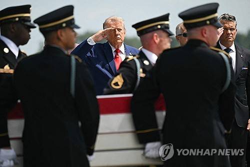 미군 전사자 유해 송환식 참석한 트럼프 대통령 [AFP=연합뉴스 자료사진. 재판매 및 DB 금지]