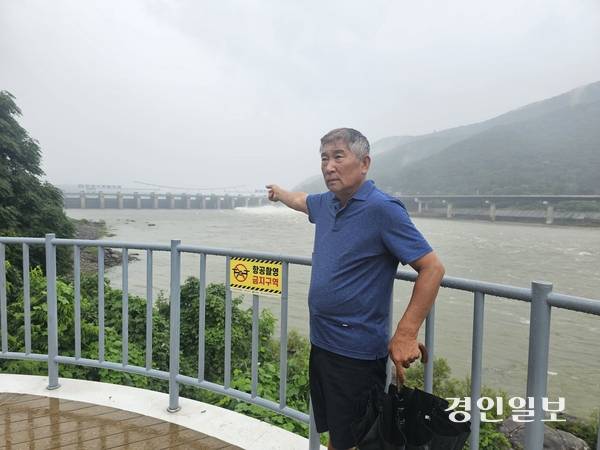 팔당호에서 38년간 장어를 잡아온 어부 임춘일(63)씨가 한강에서 장어가 가장 많이 서식하는 곳이라며 팔당댐 아래 한강을 가리키고 있다. 남양주/이종우기자 ljw@kyeongin.com