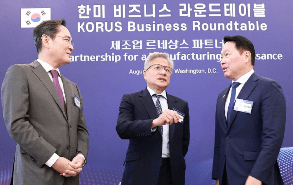 이재용 삼성전자 회장과 최태원 대한상공회의소 회장 겸 SK그룹 회장이 지난해 미국 워싱턴DC 윌라드 호텔에서 열린 한미 비즈니스 라운드 테이블 리셉션에서 젠슨 황 엔비디아 최고경영자(CEO)와 대화하고 있다. [출처=연합]