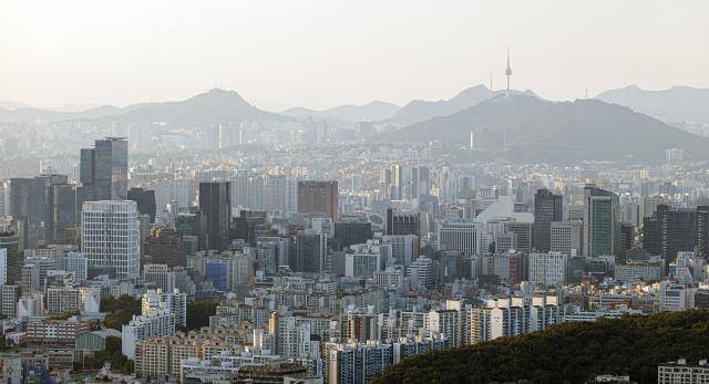 서울 서초구 구룡산에서 바라본 도심 전경. 2024.10.05[사진=유대길 기자 dbeorlf123@ajunews.com]
