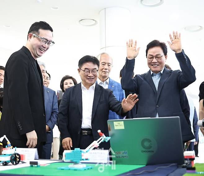경상남도 도지사 박완수와 권순기 교육감은 오늘(25일) 마산로봇랜드 컨벤션센터에서 '2026 글로벌 청소년 콘텐츠 경진대회' 개막식에 참여했다. 사진편집= 김은희 기자