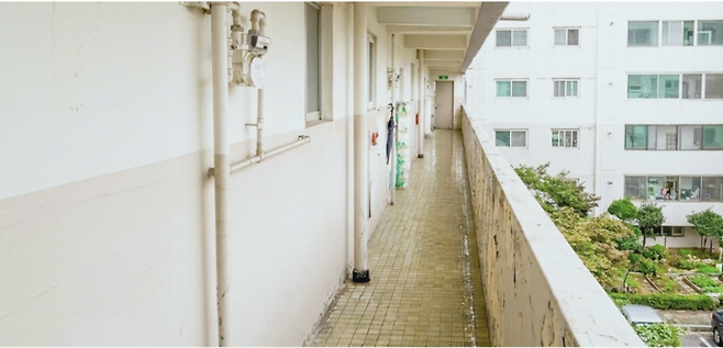 ▲명일동 삼익맨숀 5동 아파트 내부 복도 모습. 사진=길나현 인턴기자