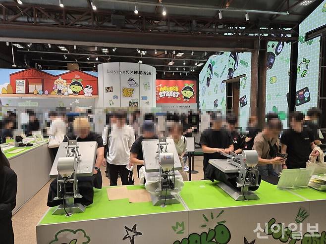 '모코코 스트릿 팝업 in 성수' 방문객들이 티셔츠 DIY 프로그램을 체험 중이다.[사진=임종성 기자]