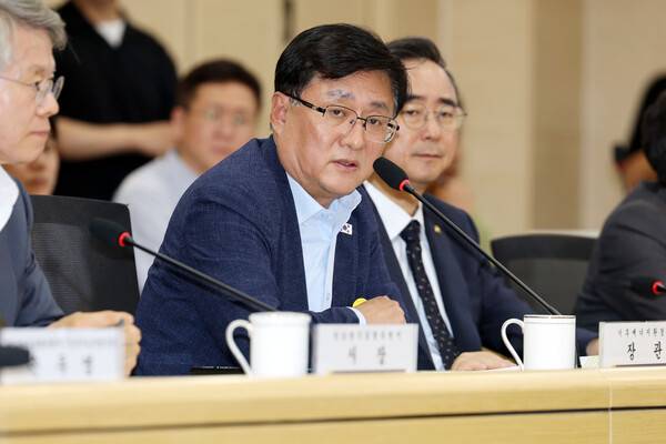 김성환 기후에너지환경부 장관이 16일 오후 전남광주 서구 전남광주통합특별시청을 찾아 호남권 반도체 산단 전력 공급 방안을 논의하고 있다. 2026.7.16. 연합뉴스