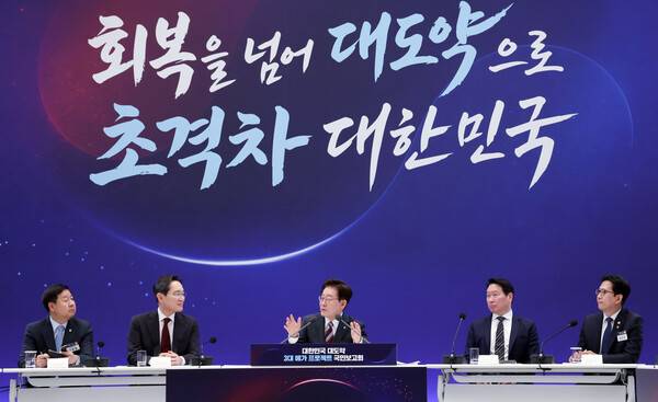 이재명 대통령이 29일 청와대에서 열린 3대 메가프로젝트 국민보고회에서 발언하고 있다. 왼쪽부터 구윤철 부총리 겸 재정경제부 장관, 이재용 삼성전자 회장, 이 대통령, 최태원 SK그룹 회장, 배경훈 부총리 겸 과학기술정보통신부 장관. 2026.6.29 [청와대통신사진기자단] 연합뉴스