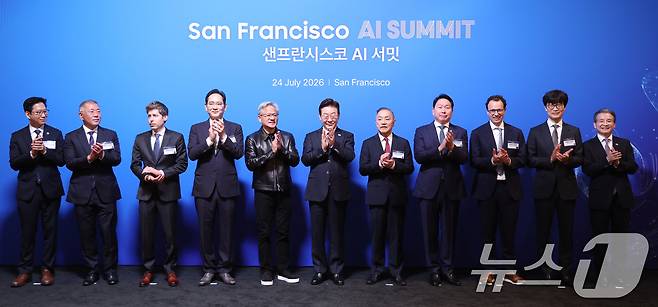 이재명 대통령이 24일(현지시간) 미국 샌프란시스코 미드웨이에서 열린 AI 서밋에서 한·미 기업인들과 함께 기념촬영을 하고 있다. 2026.7.25 ⓒ 뉴스1 허경 기자