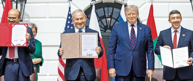2020년 백악관서 서명식 - 2020년 9월 15일 미국 워싱턴 DC 백악관에서 열린 ‘아브라함 협정’ 서명식에서 (왼쪽부터) 압둘라티프 알 자야니 바레인 외무장관, 베냐민 네타냐후 이스라엘 총리, 도널드 트럼프 미국 대통령, 압둘라 빈 자예드 아랍에미리트 외무장관이 기념 촬영을 하고 있다. /로이터 연합뉴스