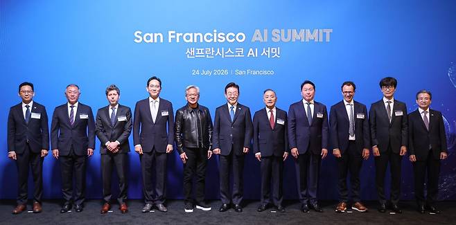 이재명 대통령이 24일(현지 시간) 미국 샌프란시스코 더 미드웨이에서 열린 샌프란시스코 AI 서밋에서 글로벌 AI 리더들과 기념촬영을 하고 있다. 왼쪽부터 배경훈 부총리 겸 과학기술정보통신부 장관, 정의선 현대차그룹 회장, 샘 올트먼 오픈AI CEO , 이재용 삼성전자 회장, 젠슨 황 엔비디아 CEO, 이 대통령, 혹 탄 브로드컴 CEO, 최태원 SK그룹 회장, 다리오 아모데이 앤트로픽 CEO,, 이해진 네이버 이사회 의장, 김용범 정책실장. 2026.07.25 샌프란시스코=뉴시스
