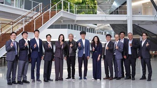 미국 캘리포니아주 산타클라라에 위치한 엔비디아 엔데버 빌딩 로비에서 엔비디아 창립자 겸 CEO 젠슨 황과 네이버의 이해진 의장(왼쪽에서 7번째), 최수연 대표(왼쪽에서 5번째)가 양사 관계자들과 함께 기념사진을 촬영하고 있다. [연합뉴스]