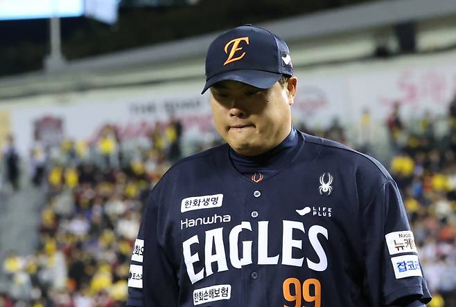 (서울=연합뉴스) 임화영 기자 = 27일 서울 잠실야구장에서 열린 2025 프로야구 한국시리즈 한화 이글스 대 LG 트윈스 2차전. 2회 말 LG에게 5점을 내어주며 역전을 허용한 한화 선발투수 류현진이 마운드를 내려오고 있다. 2025.10.27 hwayoung7@yna.co.kr/2025-10-27 19:43:58/ <저작권자 ⓒ 1980~2025 ㈜연합뉴스. 무단 전재 재배포 금지, AI 학습 및 활용 금지>