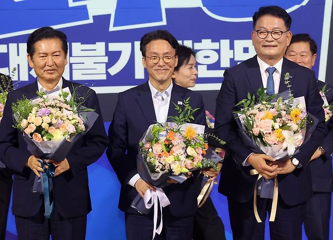 더불어민주당 본경선 후보로 진출한 정청래(왼쪽부터), 김민석, 송영길 후보가 23일 오후 서울 여의도 국회 의원회관에서 열린 당대표·최고위원 선출을 위한 예비경선 결과발표 뒤 단상에 올라 기념촬영을 하고 있다. 뉴스1