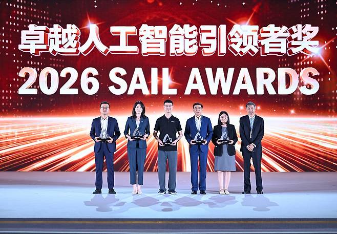 7월 17일부터 20일까지 나흘간 중국 상하이에서 세계인공지능대회(WAIC) 2026이 열렸다. 102개국 대표가 참석했고 현장 방문객은 40만 명을 넘었다. 온라인 조회 수는 30억 뷰를 기록했다. 중국은 이번 대회를 "AI 분야 중국 최초의 고위급 외교 행사"로 규정했다. 신화통신