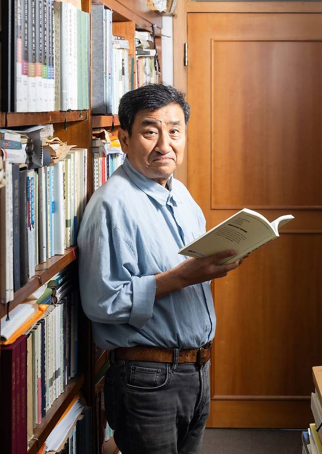 지난 17일 만난 정승철 서울대 교수는 “사투리에는 옳고 그름도, 불편과 편견도 없어야 한다. 그게 바람직한 민주사회”라고 말했다. 최기웅 기자
