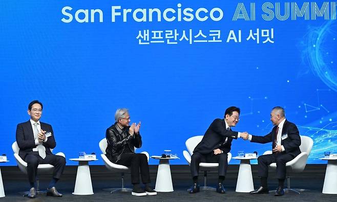 이재명 대통령이 24일(현지시간) 미국 샌프란시스코 더 미드웨이에서 열린 '샌프란시스코 AI 서밋'에서 혹 탄 브로드컴 최고경영자와 악수하고 있다.     오른쪽부터 혹 탄 브로드컴 최고경영자, 이재명 대통령, 젠슨 황 엔비디아 최고경영자, 이재용 삼성전자 회장. 연합뉴스