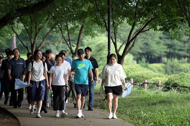 안민석 경기도교육감이 25일 고양 일산호수공원에서 진행한 플로킹 행사에서 참석자들과 대화하고 있다. 경기도교육청 제공
