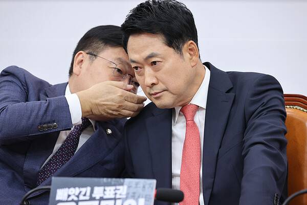 ▲장동혁 국민의힘 대표가 지난 15일 최고위원회의에서 정점식 원내대표와 귓속말로 상의하고 있다. 사진=국민의힘